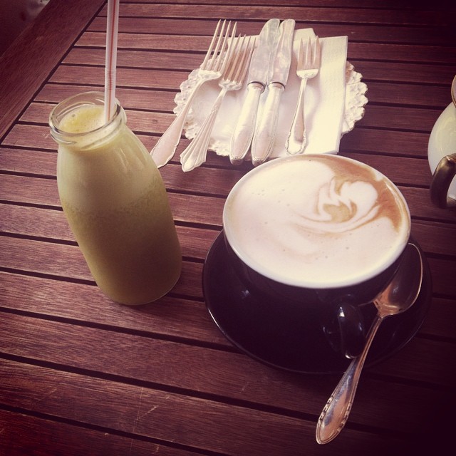 Super Skin Juice, Cappuccino & Silver Spoons at Betty'n Caty Berlin #breakfast #bettyncaty